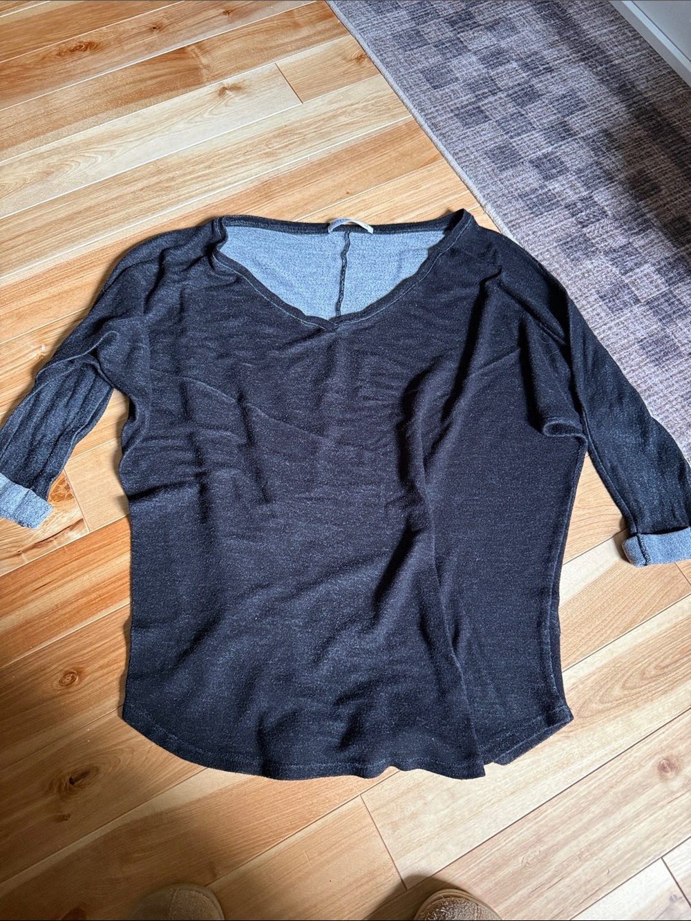 Lightweight Black V-Neck Long Sleeve Top